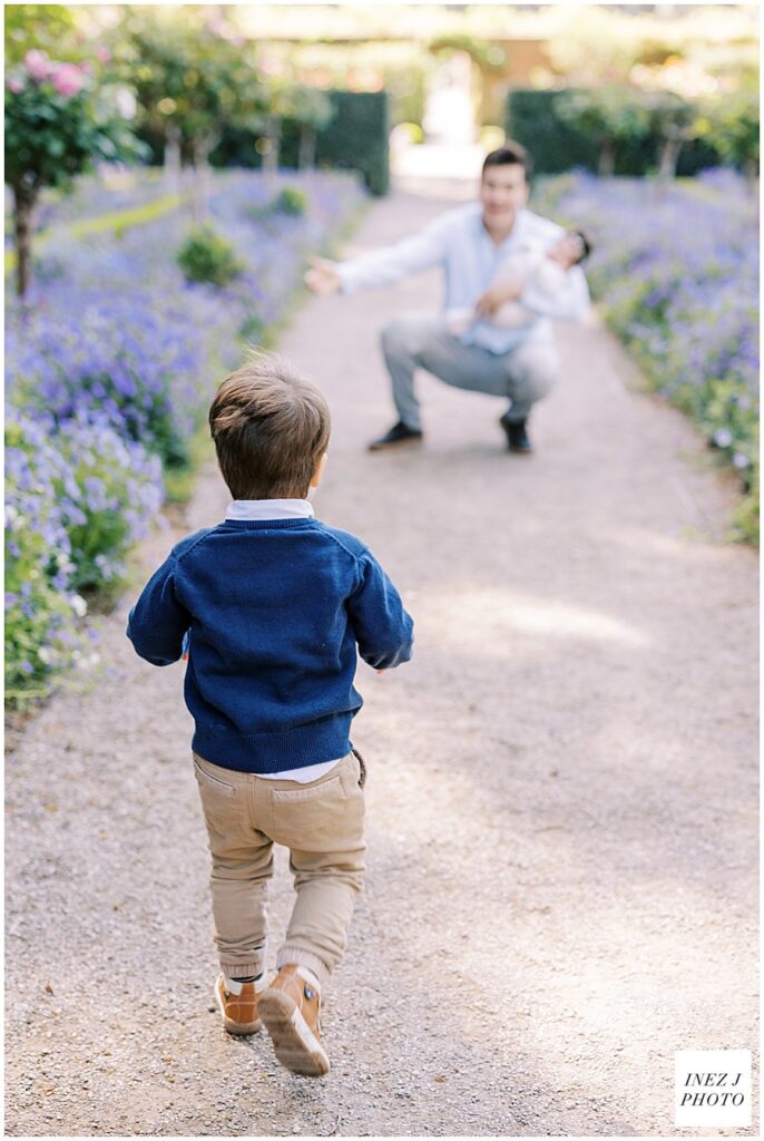 toddler running towards father at Filoli